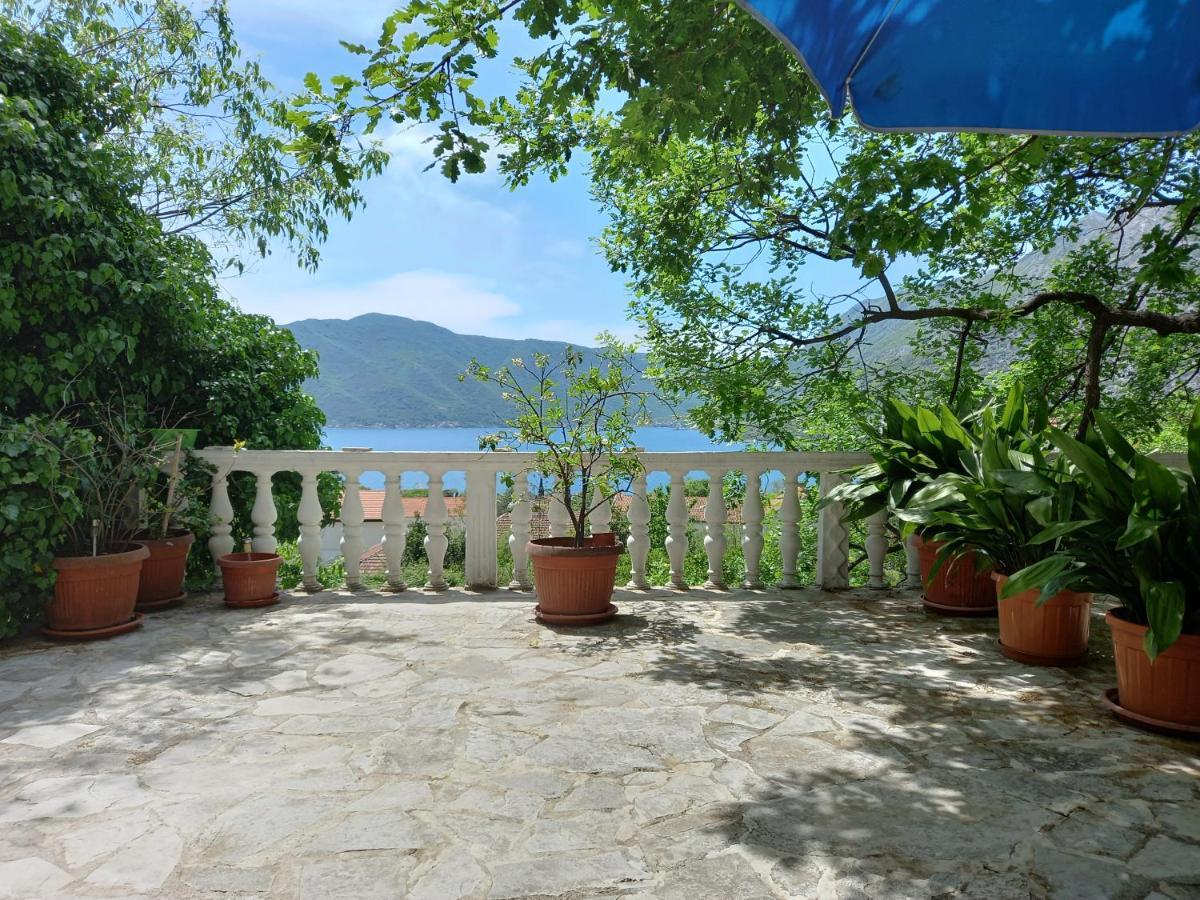 Sea View Hotel Risan Exterior photo
